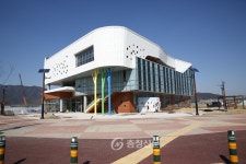 증평군립도서관 개관…국내·외 도서 3만3000여권 등 비치 < 증평 < 충북 < 기사본문 - 충청신문 증평군립도서관 개관…국내·외 도서... 