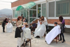 동천안직업전문학교, 경로당 어르신들에 무료 이미용봉사 < 천안 < 충남... 충청신문 동천안직업전문학교, 경로당 어르신들에 무료 이미용봉사