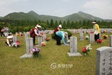 대한민국전몰군경미망인회 대전, 현충원 묘역 찾아 < 사람들 < 충청人 < 기사본문 - 충청신문 대한민국전몰군경미망인회 대전, 현충원 묘역 찾아