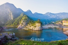 달빛 품은 월류봉, 관광객 ‘유혹’ < 영동 < 보은·옥천·영동 < 충북 < 기사본문 - 충청신문 달빛 품은 월류봉, 관광객 ‘유혹’