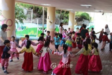 천안성정유치원, “신나는 전통놀이로 협력과 나눔 배워” < 교육... 기사본문 - 충청신문 천안성정유치원, “신나는 전통놀이로 협력과 나눔 배워”