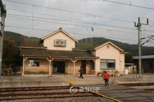 경부선 철도 심천·황간·추풍령역 3色 ‘눈길’ < 이슈&이슈 < 영동 < 충북 < 기사본문 - 충청신문 경부선 철도 심천·황간·추풍령역 3色 ‘눈길’