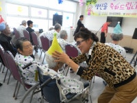 간병협회 충남지회, 홍성 장수요양병원서 위문공연 < 사람들 < 충청人 < 기사본문 - 충청신문 간병협회 충남지회, 홍성 장수요양병원서 위문공연