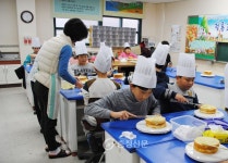 청룡초등학교, 나눔의 즐거움 속에 파티시에의 꿈 키워요 < 교육 < 뉴스 < 기사본문 - 충청신문 청룡초등학교, 나눔의 즐거움 속에 파티시에의 꿈... 
