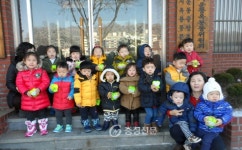 공주시 소담어린이집, 어린이원생 ‘사랑의 성금’기탁 < 사람들 < 충청人 < 기사본문 - 충청신문 공주시 소담어린이집, 어린이원생 ‘사랑의... 