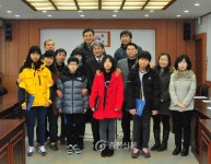 아산시 신창면 이장단협의회, 4개 학교 장학금 전달 < 사람들 < 충청人 < 기사본문 - 충청신문 아산시 신창면 이장단협의회, 4개 학교 장학금 전달