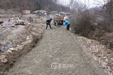 대림C&S, 하금곡마을 석분 지원으로 진입로 개선 < 충주 < 충주·제천·단양 < 충북 < 기사본문 - 충청신문 대림C&S, 하금곡마을 석분 지원으로... 