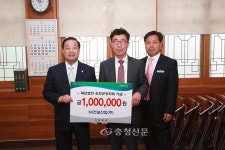 (재)옥천군장학회에 SH건설산업(주) 장학금 전달 < 사람들 < 충청人 < 기사본문 - 충청신문 (재)옥천군장학회에 SH건설산업(주) 장학금 전달