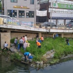 충주 지현 바살위, 충주천변 쓰레기 수거 < 사람들 < 충청人 < 기사본문 - 충청신문 충주 지현 바살위, 충주천변 쓰레기 수거