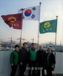 제천시 영서동새마을협의회, 경로당 태극기 교체봉사 < 사람들 < 충청人 < 기사본문 - 충청신문 제천시 영서동새마을협의회, 경로당 태극기 교체봉사