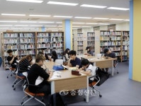 유성구 도서관 연간이용자 143만 명 넘어 < 대전 < 기사본문 - 충청신문 유성구 도서관 연간이용자 143만 명 넘어