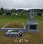 비오는 날에도 참배객이 다녀간 홍범도 장군 묘 < 사회 < 뉴스 < 기사본문 - 충청신문 비오는 날에도 참배객이 다녀간 홍범도 장군 묘
