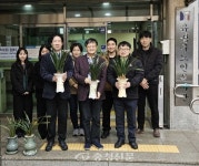 중진공 대전본부, 유성구 노인복지관에 공기정화식물 기증 < 경제 < 뉴스 < 기사본문 - 충청신문 중진공 대전본부, 유성구 노인복지관에... 