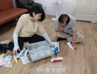 홍성군보건소, 경로당 구급물품 배부 및 안전점검 나서 < 홍성 < 충남 < 기사본문 - 충청신문 홍성군보건소, 경로당 구급물품 배부 및 안전점검 나서