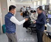 보은군공무원노조, 고등학교 3학년 자녀를 둔 조합원 격려 < 보은 < 충북 < 기사본문 - 충청신문 보은군공무원노조, 고등학교 3학년 자녀를 둔... 