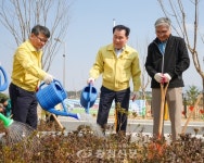 홍북중학교에 영산홍 심으며 탄소중립 다짐…충남교육청 80회 식목일... 충청신문 홍북중학교에 영산홍 심으며 탄소중립 다짐…충남교육청 80회... 
