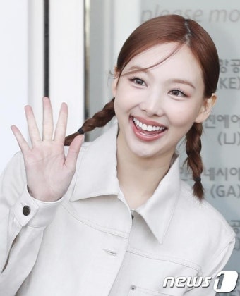 트와이스 나연 '빌보드200' 정상 꿰차고…원스들 홀린 순백의 그녀 < 셀럽 < 연예 < 기사본문 - DBC뉴스 트와이스 나연 '빌보드200' 정상...