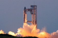 발사후 돌아와 젓가락 팔에 안긴 71ｍ 로켓…화성 이주 꿈 한걸음... 발사후 돌아와 젓가락 팔에 안긴 71ｍ 로켓…화성 이주 꿈 한걸음 진전