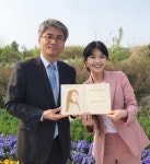 직접 텃밭을 가꾸고 나무를 키우는 모습 인상적” < 연예 < 조은포토 < 기사본문 - 인터넷조은뉴스 배우 김시은, ‘아태지역(APFC·APFW) 산림회... 