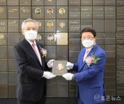 세운철강(주) 신정택 회장, 부산적십자 아너스클럽(RCHC) 가입 < 사회공헌 < 산업/ESG < 기사본문 - 인터넷조은뉴스 세운철강(주) 신정택 회장... 