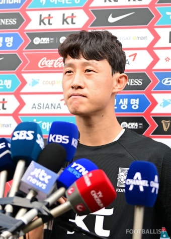 [포토] 훈련 전 인터뷰하는 이재성 < 포토 < 축구 < 기사본문 - 풋볼리스트(FOOTBALLIST) [포토] 훈련 전 인터뷰하는 이재성