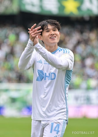 [포토] '밝은 표정으로 팬들 응원에 화답' 이동경 < 포토 < 축구... 풋볼리스트(FOOTBALLIST) [포토] '밝은 표정으로 팬들 응원에 화답' 이동경