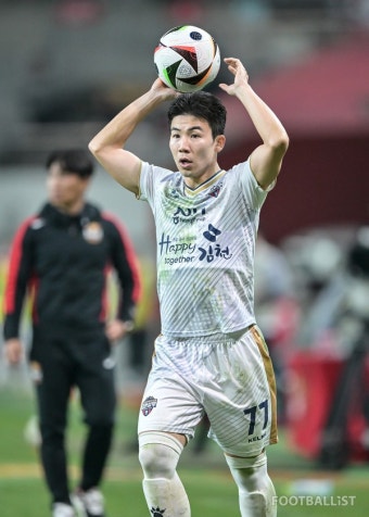 [포토] 스로인하는 김태현 < 포토 < 축구 < 기사본문 - 풋볼리스트(FOOTBALLIST) [포토] 스로인하는 김태현