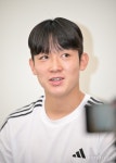 [포토] 밝은 표정으로 질문에 답하는 양민혁 < 포토 < 축구 < 기사본문 - 풋볼리스트(FOOTBALLIS...