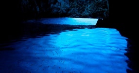 스노클링과 함께하는 푸른 동굴 & 흐바르 맘마미아 6섬 투어 | GetYourGuide