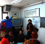 광정동 주민자치위원회, 경로당 태극기 교체 < 포토뉴스 < 사회 < 기사본문 - 글로벌뉴스통신GNA 광정동 주민자치위원회, 경로당 태극기 교체... 