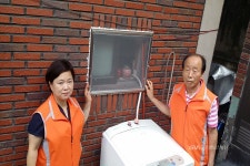 주례3동, 독거노인에 방충망 지원 < 포토뉴스 < 이슈종합 < 사회 < 기사본문 - 글로벌뉴스통신GNA 주례3동, 독거노인에 방충망 지원... 