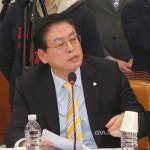 (국감)정우택 의원 태양광 확대, 중국 배불리기 < 포토뉴스 < 국회... (국감)정우택 의원 태양광 확대, 중국 배불리기 - 글로벌뉴스통신GNA