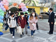 김석준 부산시교육감, 신학기 첫 등교일 개금초서 학생 맞이... 김석준 부산시교육감, 신학기 첫 등교일 개금초서 학생 맞이 - 글로벌뉴스통신GNA