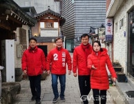 (포토)최재형 의원, 종로구 인사동서 민심 청취 < 포토뉴스 < 사람들... (포토)최재형 의원, 종로구 인사동서 민심 청취 - 글로벌뉴스통신GNA