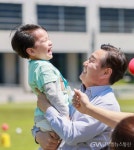 전북도청 어린이들의 놀이터가 됐다! < 포토뉴스 < 글로벌 Only < 사회 < 기사본문 - 글로벌뉴스통신GNA 전북도청 어린이들의 놀이터가 됐다!... 