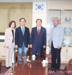배해동 안양과천상공회의소 회장,권대중 교수 면담 < 포토뉴스... 배해동 안양과천상공회의소 회장,권대중 교수 면담 - 글로벌뉴스통신GNA
