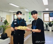 나눔 < 포토뉴스 < 이슈종합 < 사회 < 기사본문 - 글로벌뉴스통신GNA 군포시송부종합사회복지관, 송부파출소에 따뜻한 나눔 - 글로벌뉴스통신GNA