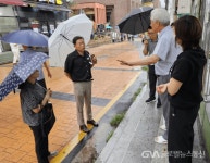 한진수 강동구의회 의원, 암사길 민원 현장 점검 < 국회/정부 < 정치... 한진수 강동구의회 의원, 암사길  민원 현장 점검 - 글로벌뉴스통신GNA
