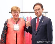 IMF 총재, 경북 K-컬처의 매력에 빠지다 < 포토뉴스 < 국제 < 기사본문 - 글로벌뉴스통신GNA IMF 총재, 경북 K-컬처의 매력에 빠지다... 