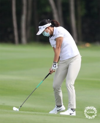 [KLPGA 롯데칸타타 여자오픈] < 생생포토 < 뉴스 < 기사본문 - 골프한국 경사면에서 아이언 샷을 시도하는 고진영 프로 [KLPGA 롯데칸타타 여자오픈]
