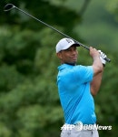 돌아온 타이거 우즈, 무관중 메모리얼 토너먼트 첫날 언더파로 선전 [PGA] < PGA < 골프일반 < 뉴스 < 기사본문 - 골프한국 돌아온 타이거 우즈... 