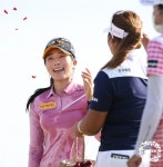동료 선수들로부터 축하를 받는 안송이 프로 [KLPGA 팬텀클래식]... 골프한국 동료 선수들로부터 축하를 받는 안송이 프로 [KLPGA 팬텀클래식]