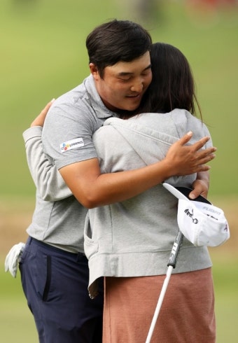 'PGA 첫 우승' 이경훈, 출산 앞둔 아내에게 감동의 선물 < PGA... 뉴스 < 기사본문 - 골프한국 'PGA 첫 우승' 이경훈, 출산 앞둔 아내에게 감동의 선물