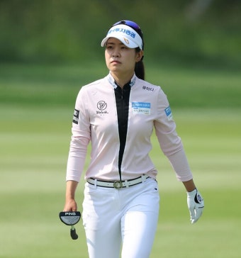 전반에 7타를 줄인 박민지, 첫날 '7언더파'로 2연패 순항 [KLPGA]... 골프한국 전반에 7타를 줄인 박민지, 첫날 '7언더파'로 2연패 순항 [KLPGA]