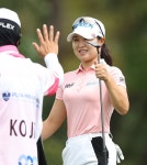 버디 기쁨을 나누는 고지우 프로 [KLPGA] < 생생포토 < 뉴스 < 기사본문 - 골프한국 버디 기쁨을 나누는 고지우 프로 [KLPGA]