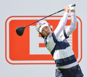시즌2승 겨냥한 박지영, 선두에 1타차 4위…정윤지 48위, 박현경 73위 [KLPGA E1채리티오픈] < KLPGA < 골프일반 < 뉴스 < 기사본문...