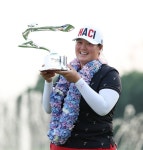 쾌거 < LPGA < 골프일반 < 뉴스 < 기사본문 - 골프한국 실력파 엔젤 인, 세계 1위와 연장전 끝에 첫 우승…LPGA 통산 159번째 출전만에 쾌거