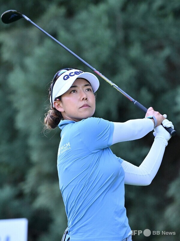 한국 여자프로골프 선수들, 이소미와 전지원이 LPGA 투어 블루베이 대회에서 공동 8위 도약, 김아림은 순위 밀려