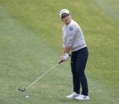 신지애, 시즌 최종일 2타차 역전 우승 기대…일본 간판들과 접전 [JLPGA 메이저 리코컵] < JLPGA < 골프일반 < 뉴스 < 기사본문 - 골프한국... 