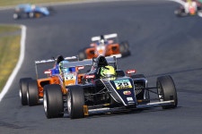 아들아 해냈구나~ 믹 슈마허, 독일 F4 개막전 우승 < 국내외모터스포츠 < 모터스포츠 < 기사본문 - 지피코리아 아들아 해냈구나~ 믹 슈마허... 